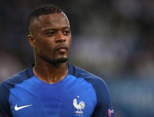 Patrice Evra ringe çıkıyor
