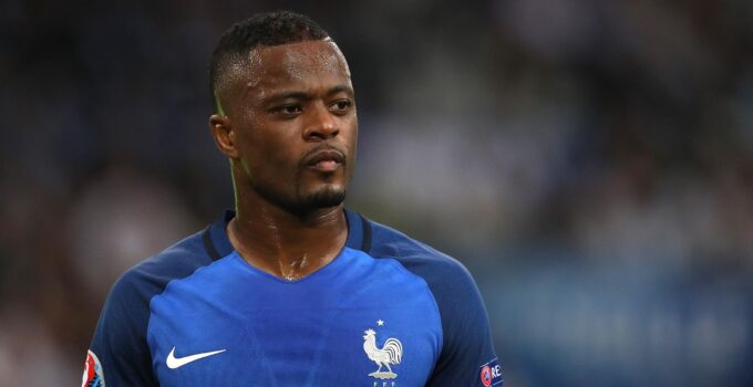 Patrice Evra ringe çıkıyor