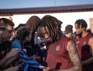 Trabzonspor’da futbolcular Erzurum’da taraftarla buluştu