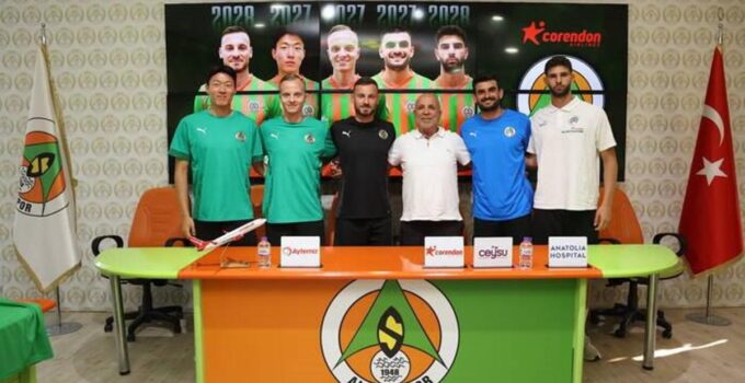 Alanyaspor, sözleşmesini uzattığı oyuncular için imza töreni düzenledi