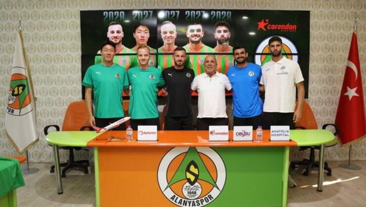 Alanyaspor, sözleşmesini uzattığı oyuncular için imza töreni düzenledi