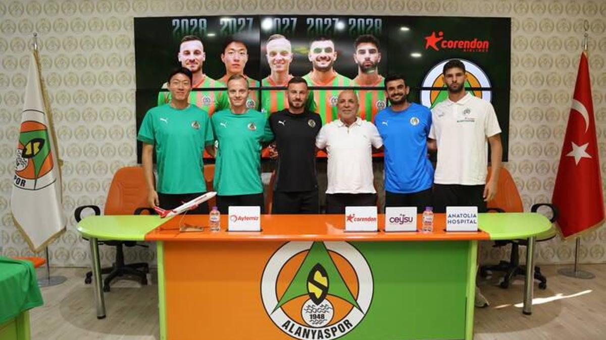 Alanyaspor, sözleşmesini uzattığı oyuncular için imza töreni düzenledi