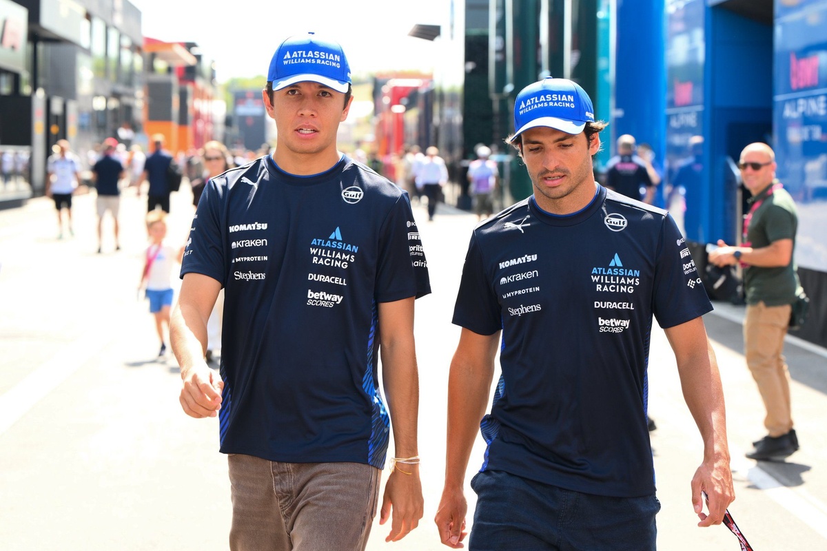 Albon: &quot;Sainz geri bildirim vermede çok iyi, onun sayesinde aracı geliştiriyoruz&quot;
