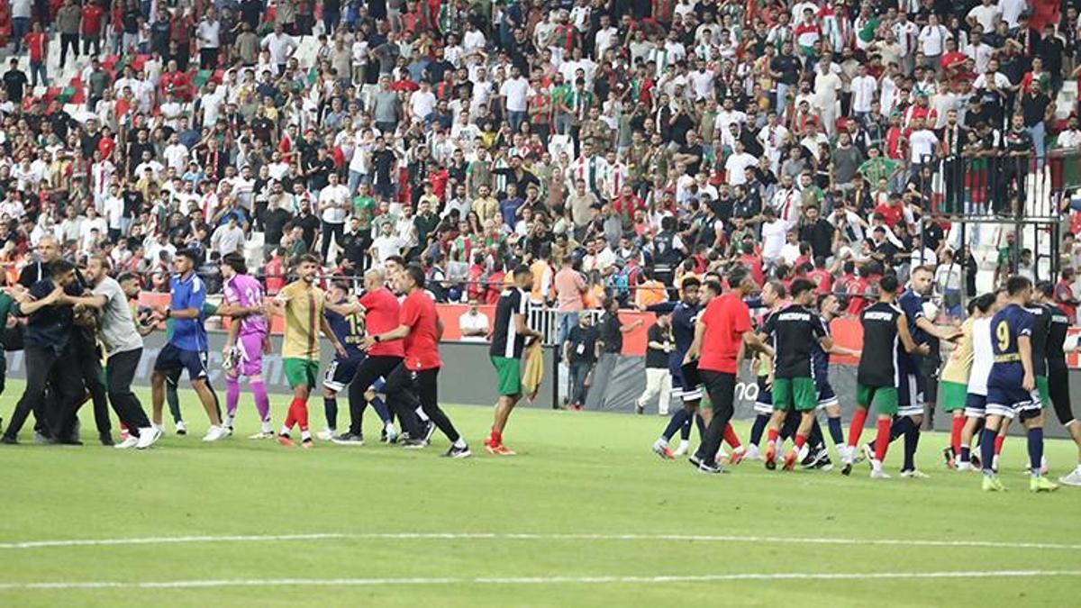 Amedspor-Erzurumspor maçı sonrası ortalık karıştı! Devreye polisler girdi…