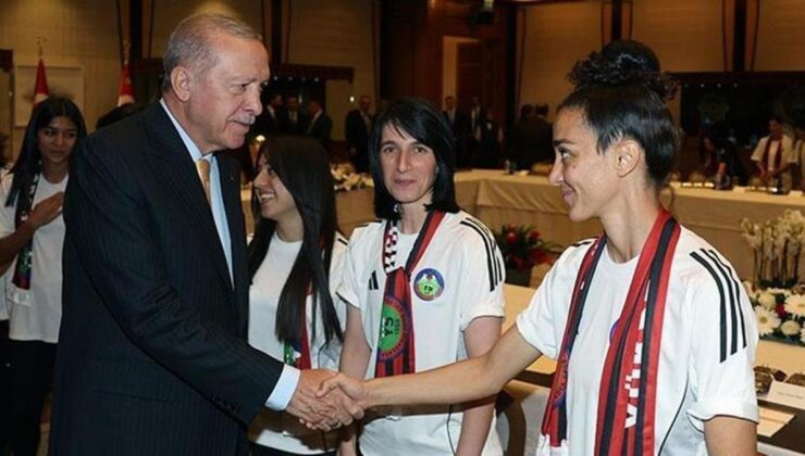 Cumhurbaşkanı Erdoğan, Yüksekovaspor Kadın Futbol Takımı’nı Cumhurbaşkanlığı Külliyesi’nde kabul etti