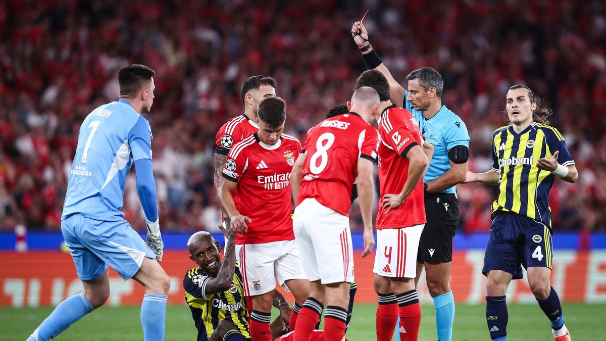 Fenerbahçe Benfica karşısında 10 kişi kaldı!