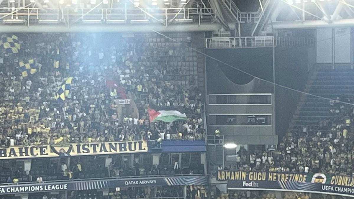 Fenerbahçe tribünlerinde Filistin bayrağı açıldı!