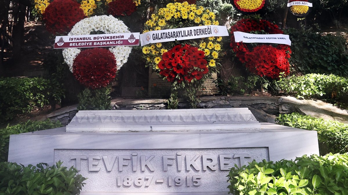 Galatasaray Kulübü, Tevfik Fikret’i kabri başında andı