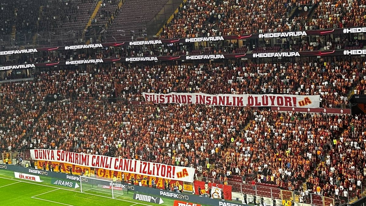 Galatasaray tribünlerinden Filistin için destek mesajları!