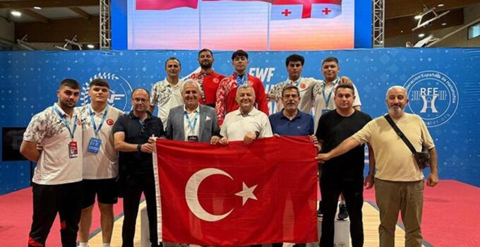 Milli sporculardan halterde tarihi başarı