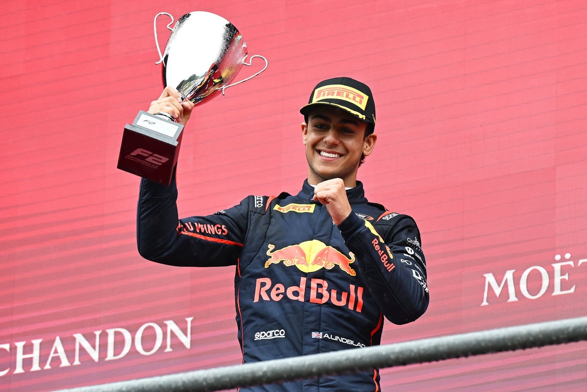 Red Bull genç pilotu Lindblad, Hamilton ile arasında 'bağ' hissetme sebebini açıkladı