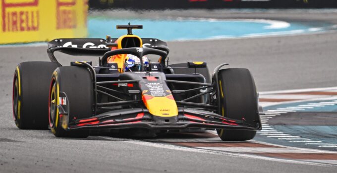 Verstappen Imola’da Direndi: McLaren Baskısına Rağmen Zafer Red Bull’un