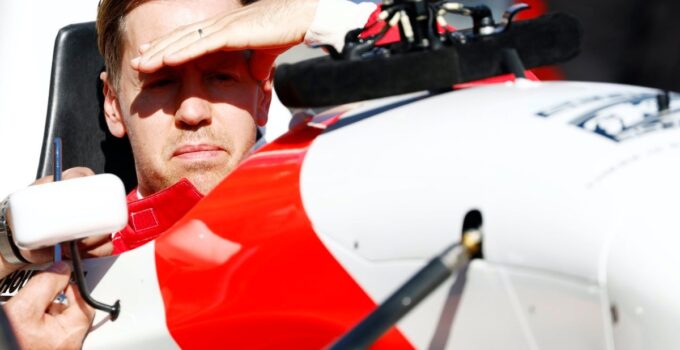 Vettel: &quot;İstesem F1'e dönerim ama pilot olarak değil&quot;