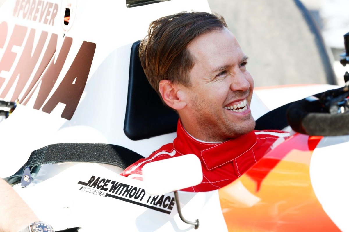 Vettel, pahalı hibrit motorlara karşı V10'a geri dönüşü çağrısı yaptı
