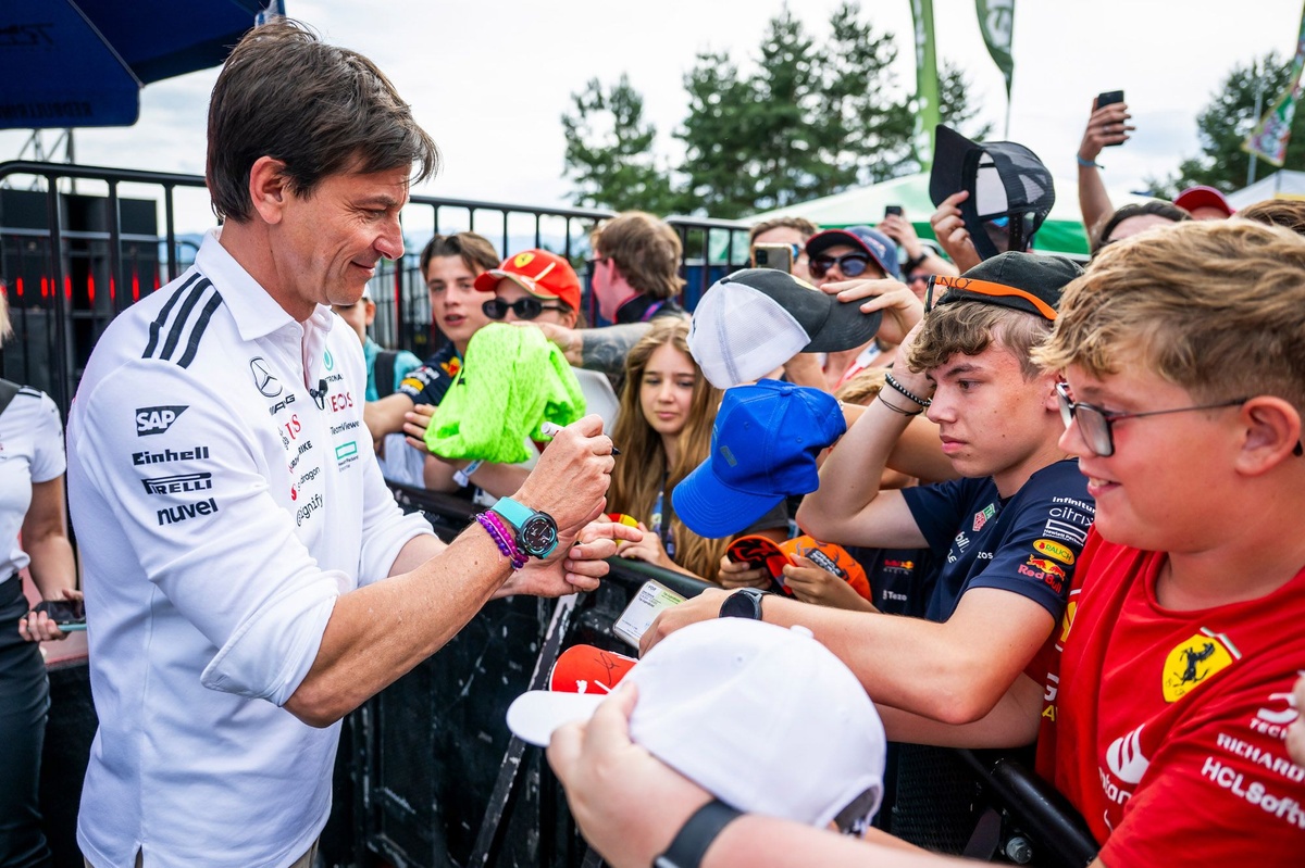 Wolff: &quot;2026'da Mercedes-Ferrari savaşı görmek istiyorum&quot;
