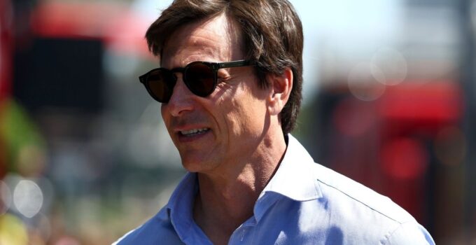 Wolff: &quot;Russell'a hep bizimle kalacağının sinyalini verdim, ama Verstappen ile görüşmem gerekiyordu&quot;