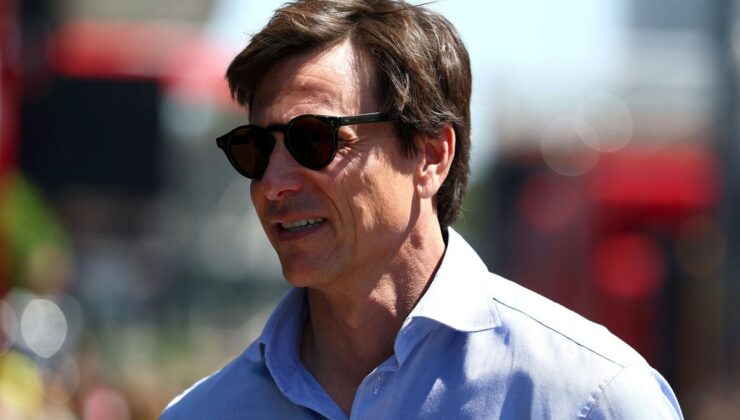 Wolff: &quot;Russell'a hep bizimle kalacağının sinyalini verdim, ama Verstappen ile görüşmem gerekiyordu&quot;