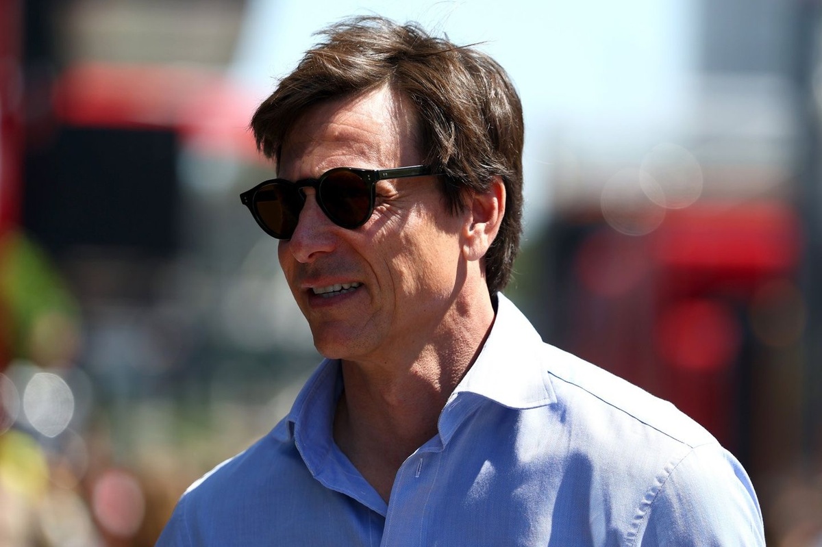 Wolff: &quot;Russell'a hep bizimle kalacağının sinyalini verdim, ama Verstappen ile görüşmem gerekiyordu&quot;