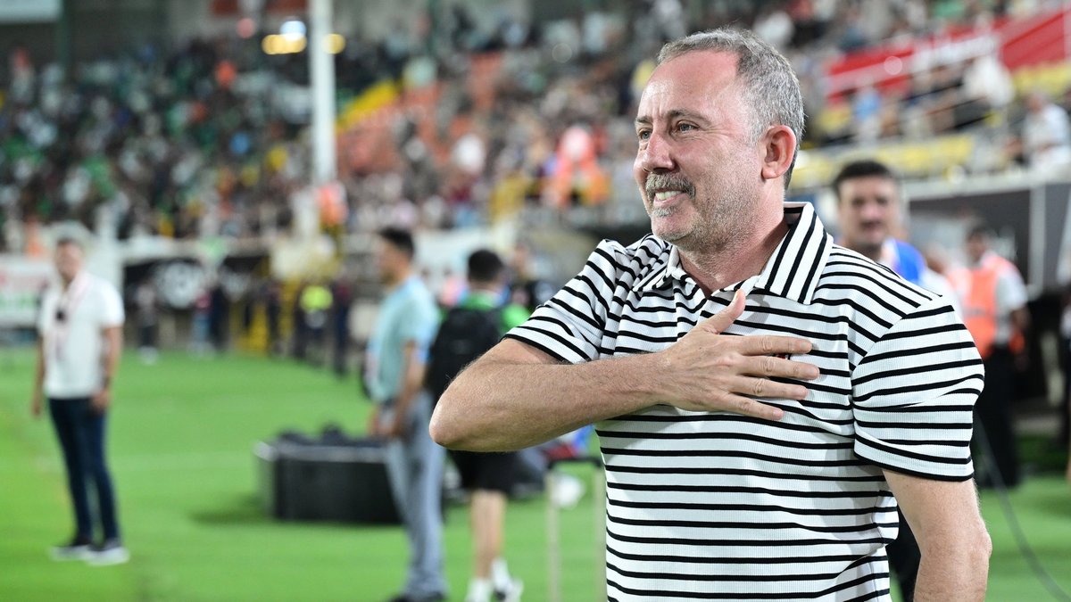 Beşiktaşlı taraftarlardan Sergen Yalçın’a özel pankart!