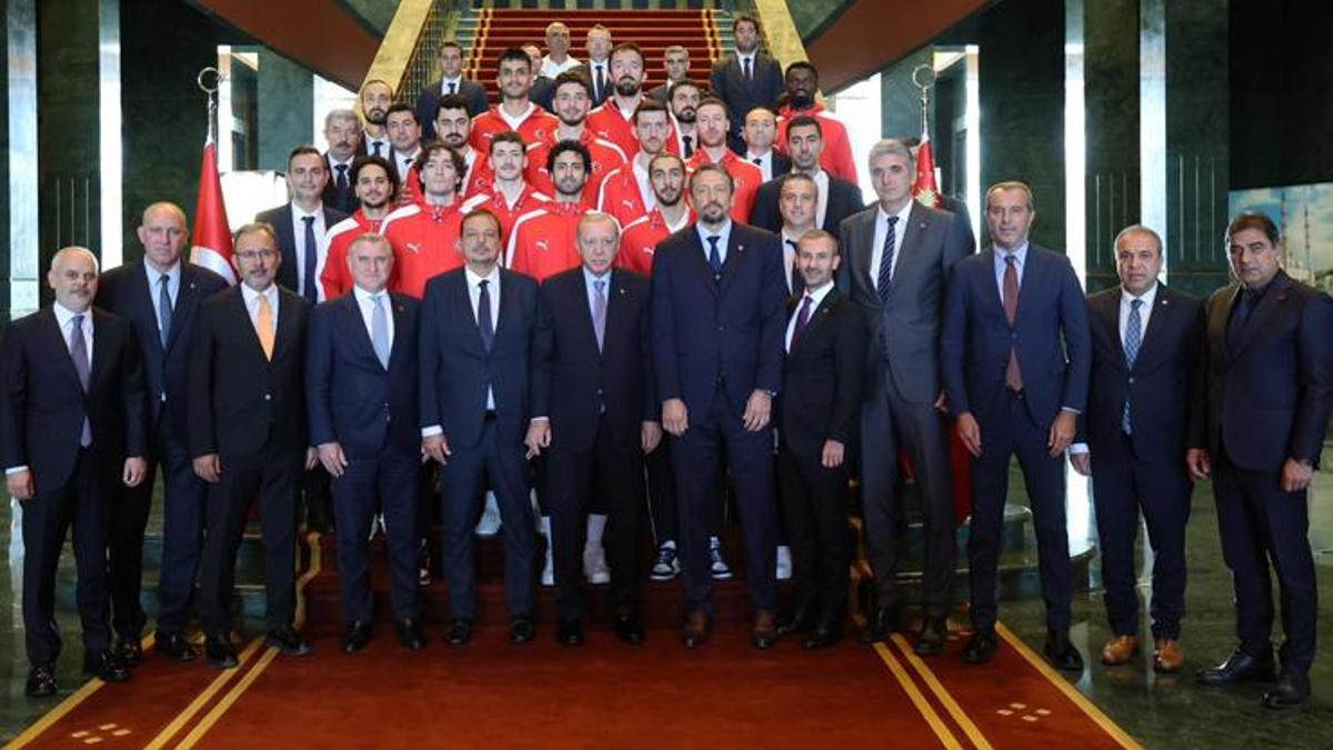 Cumhurbaşkanı Erdoğan, Avrupa ikincisi A Erkek Milli Takımımızı kabul etti