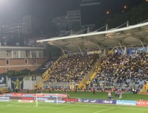 Fenerbahçe taraftarlarından futbolculara tepki!