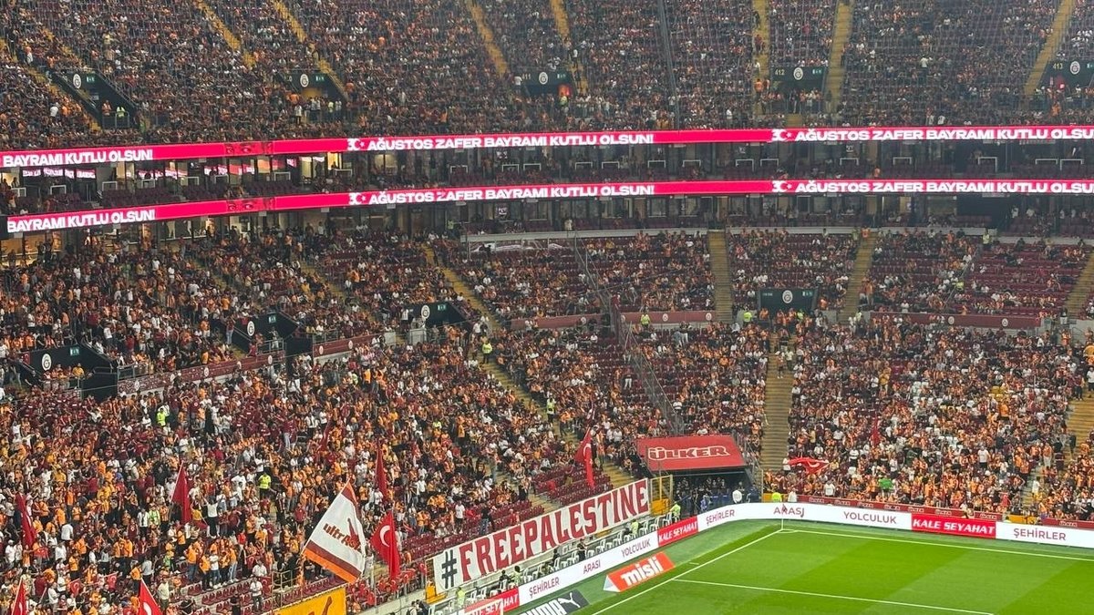Galatasaray tribünlerinden Filistin’e destek!