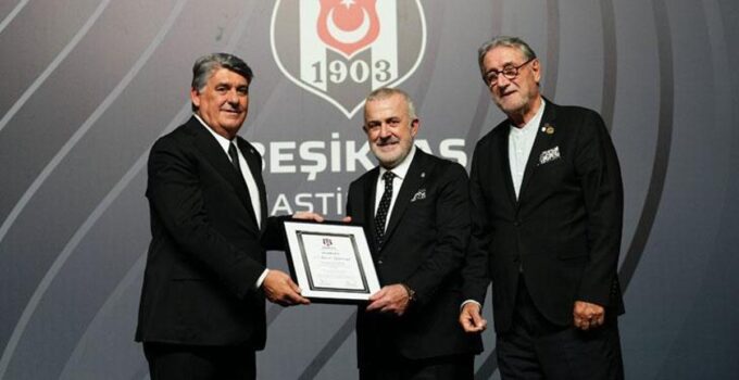 Beşiktaş Kulübü Divan Başkanı Ahmet Ürkmezgil mazbatasını aldı