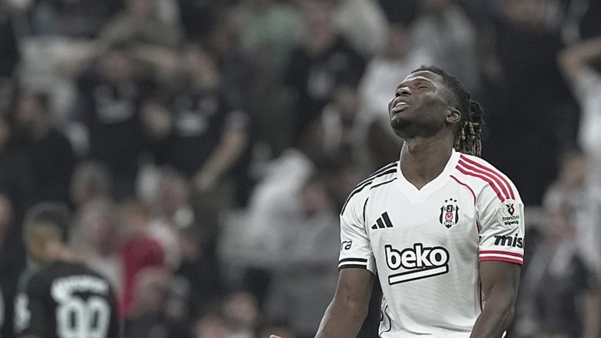 Beşiktaş’ta El Bilal Toure’den korkutan hareket! Soyunma odasına gitti