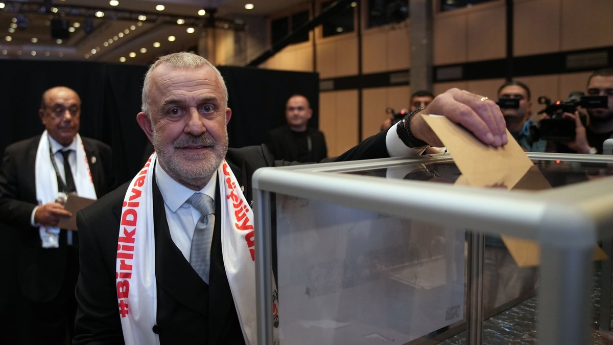 Beşiktaş’ta yeni divan başkanı Ahmet Ürkmezgil seçildi!