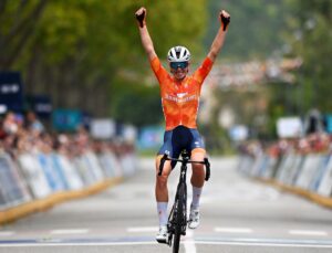 Demi Vollering, 37 km'lik solo atakla Avrupa Şampiyonası yol yarışını kazandı