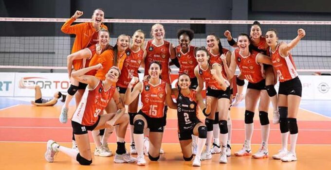 Eczacıbaşı Dynavit set vermeden kazandı