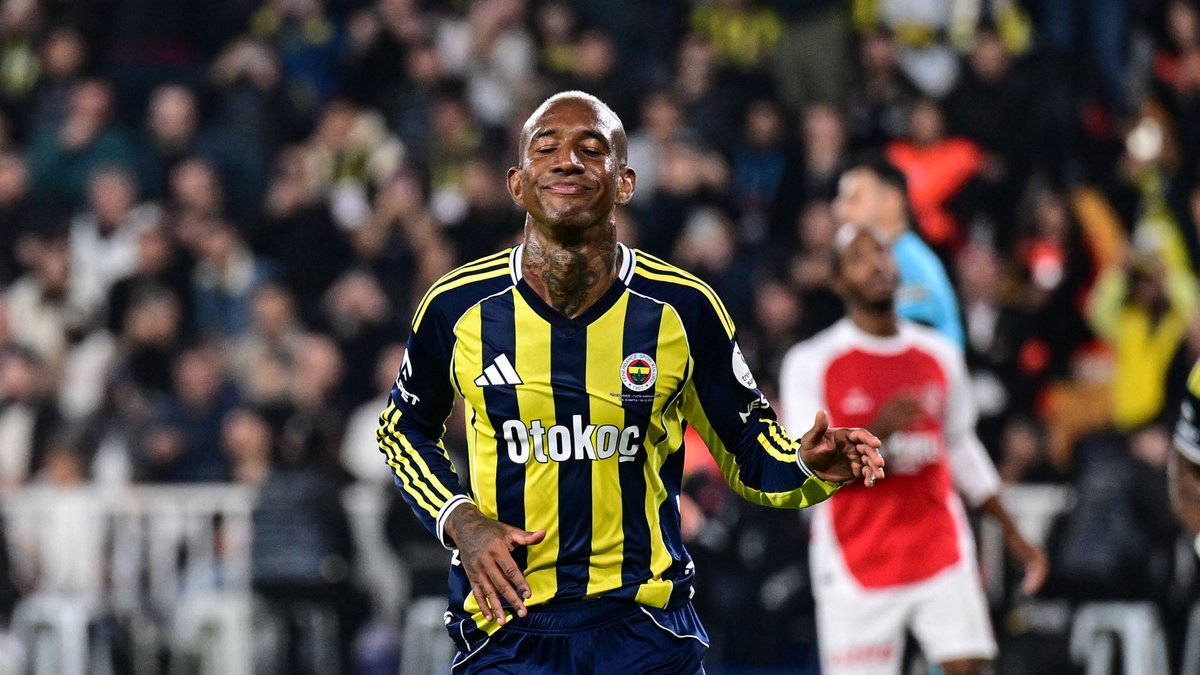 Fenerbahçe tribünlerinden Talisca’ya penaltı tepkisi!