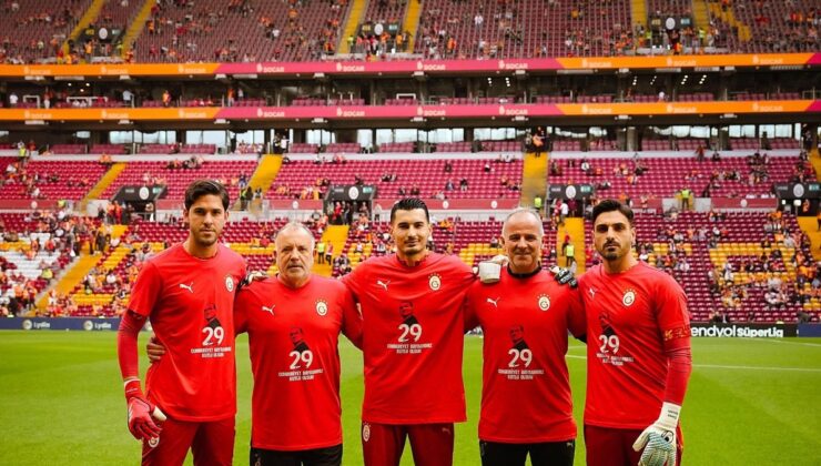 Galatasaray 29 Ekim Cumhuriyet Bayramı için özel tasarlanan tişörtlerle ısınmaya çıktı