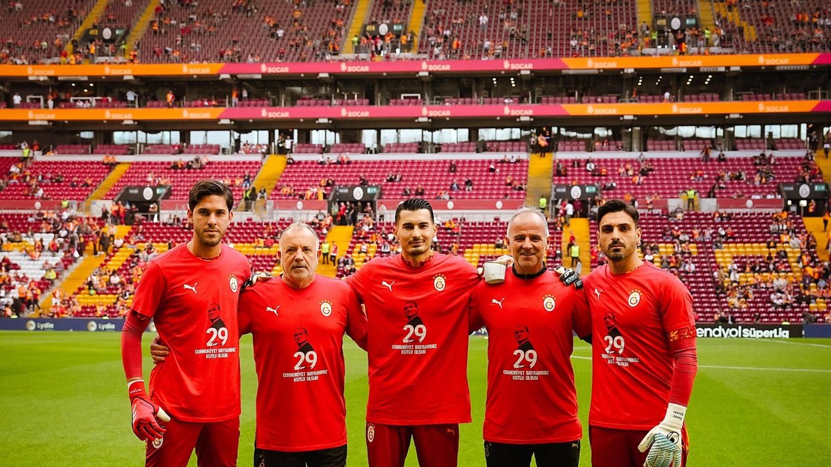 Galatasaray 29 Ekim Cumhuriyet Bayramı için özel tasarlanan tişörtlerle ısınmaya çıktı
