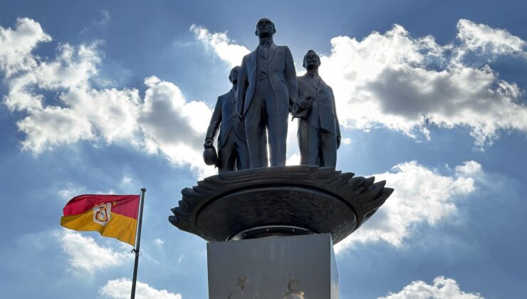 Galatasaray’da Gazi Mustafa Kemal Atatürk, Tevfik Fikret ve Ali Sami Yen Anıtı’nın açılışı yapıldı!