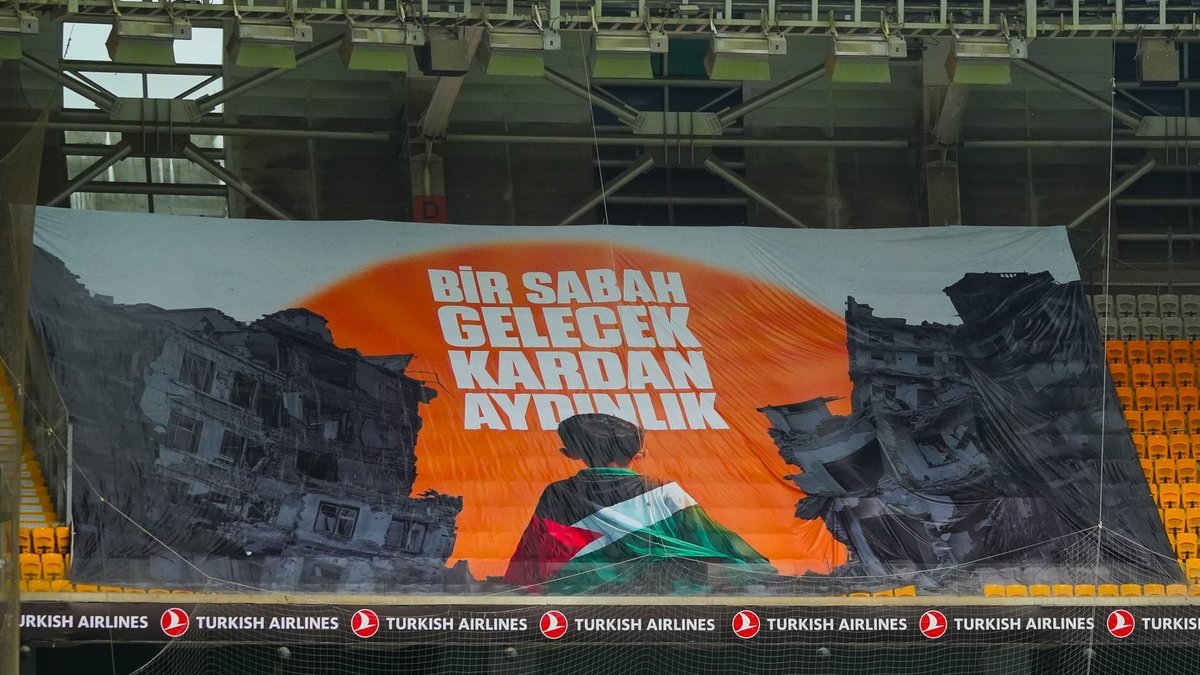 RAMS Başakşehir tribünlerinden Galatasaray maçında Filistin’e destek koreografisi!