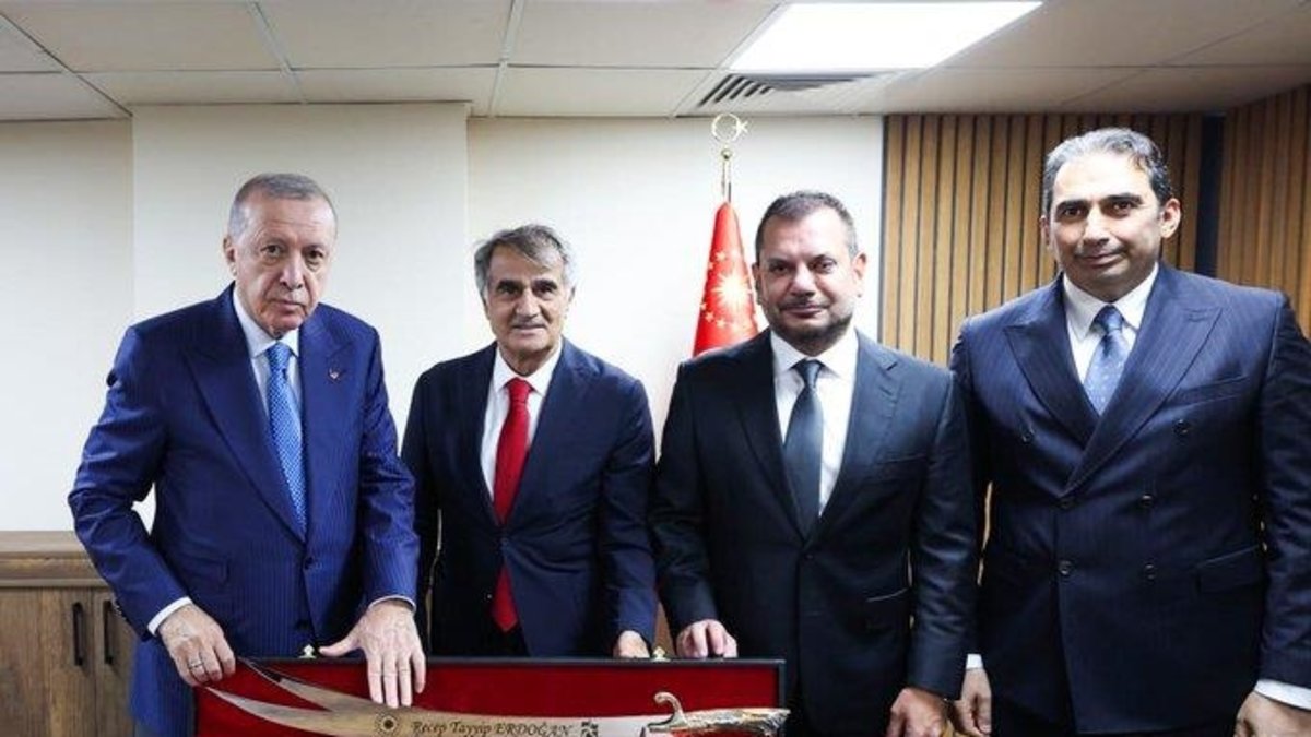 Trabzonspor, Başkan Recep Tayyip Erdoğan’a Sürmene kılıcı takdim etti