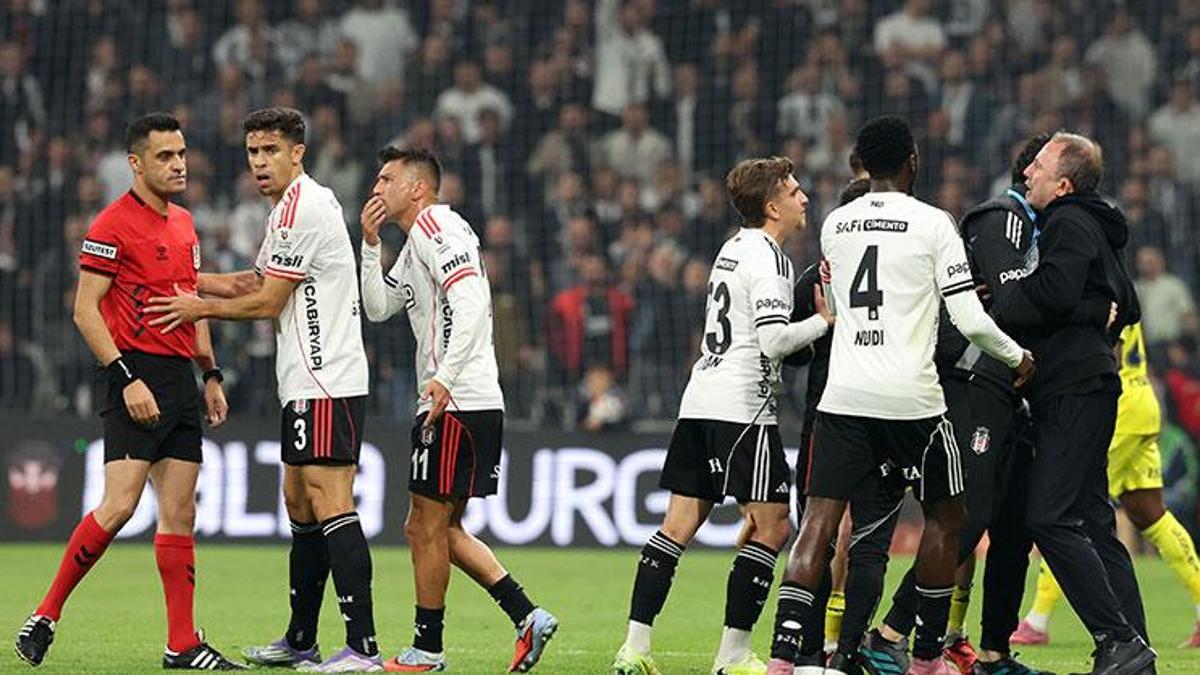 Beşiktaş – Fenerbahçe derbisinde kırmızı kartlar havada uçuştu! Sergen Yalçın çıldırdı…