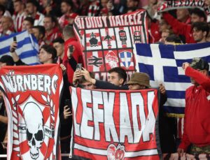 Olympiakos taraftarı Hapoel Tel Aviv galibiyetinin ardından tribünde Filistin bayrağı açtı!