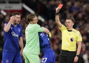 Premier Lig’de olay kırmızı kart: Takım arkadaşına tokat attı!