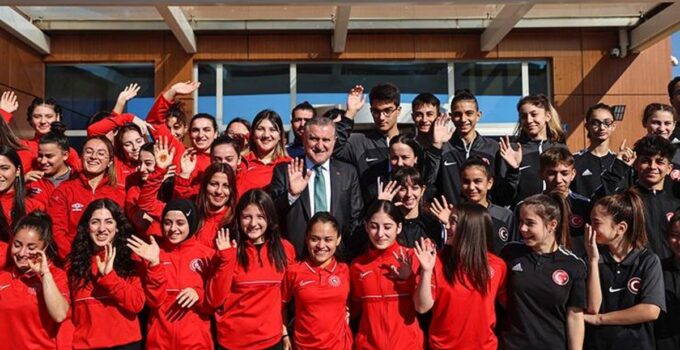 Bakan Bak: Milli sporcu bursu Türk sporunda devrim niteliğindedir