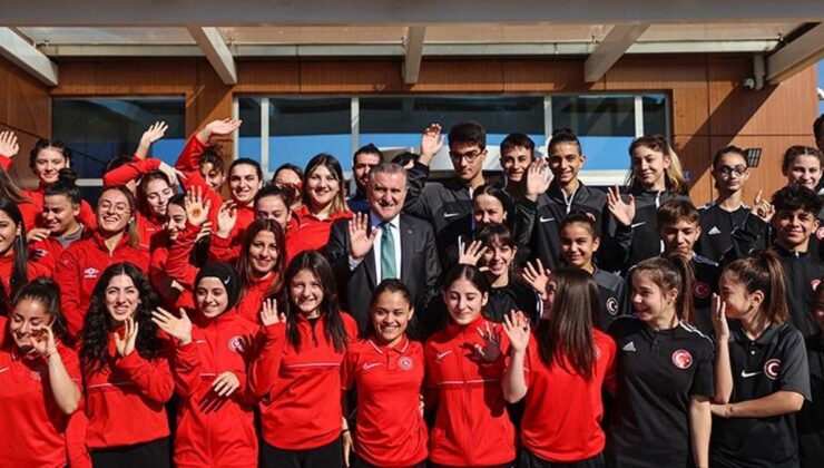 Bakan Bak: Milli sporcu bursu Türk sporunda devrim niteliğindedir