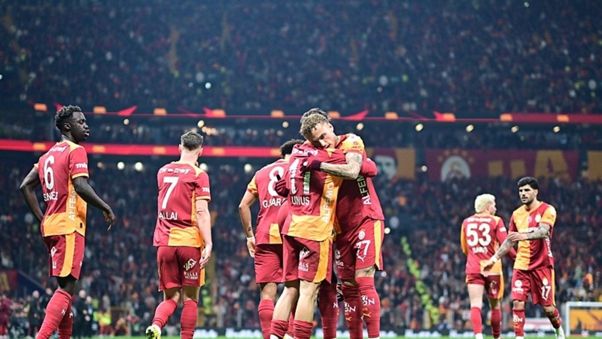 Galatasaray evinde RAMS Başakşehir’i 3 golle geçti!