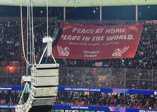Liverpool taraftarlarından Atatürk pankartı