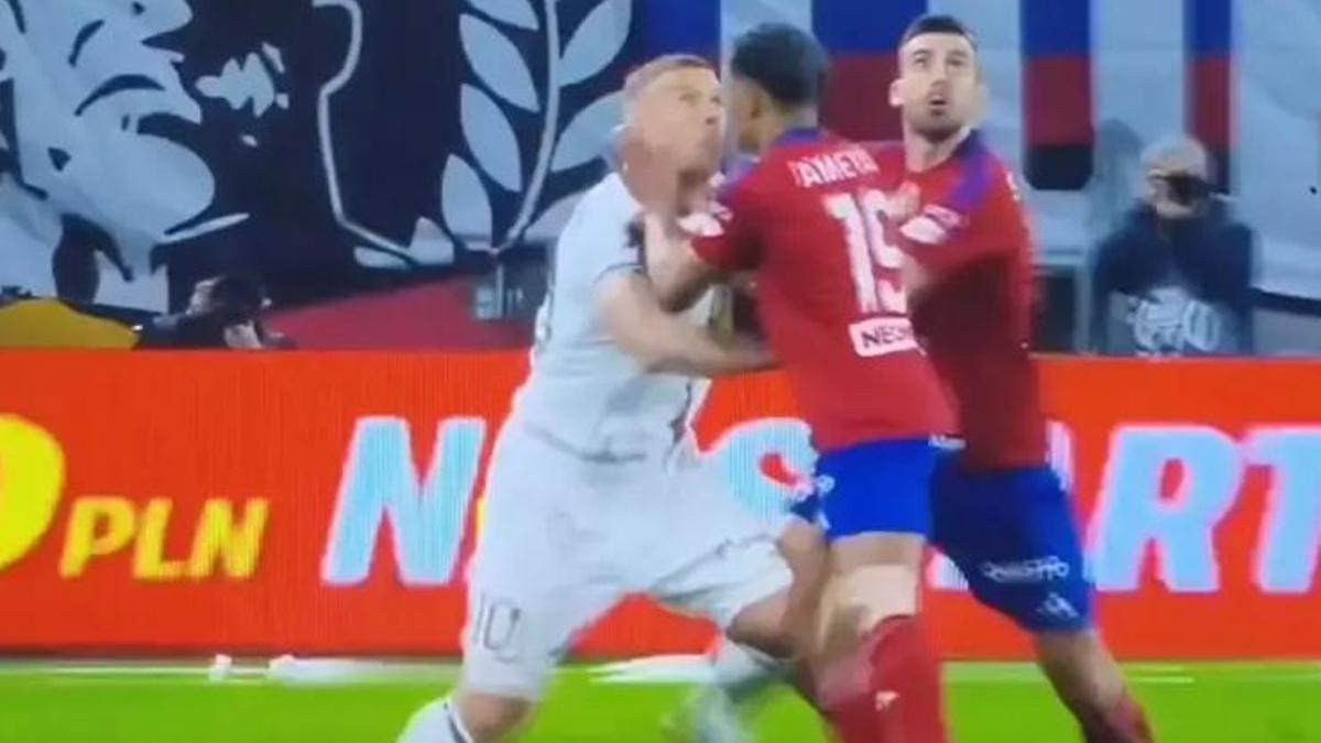 Ne yaptın Podolski!? Yumruk attı, kırmızı kart gördü