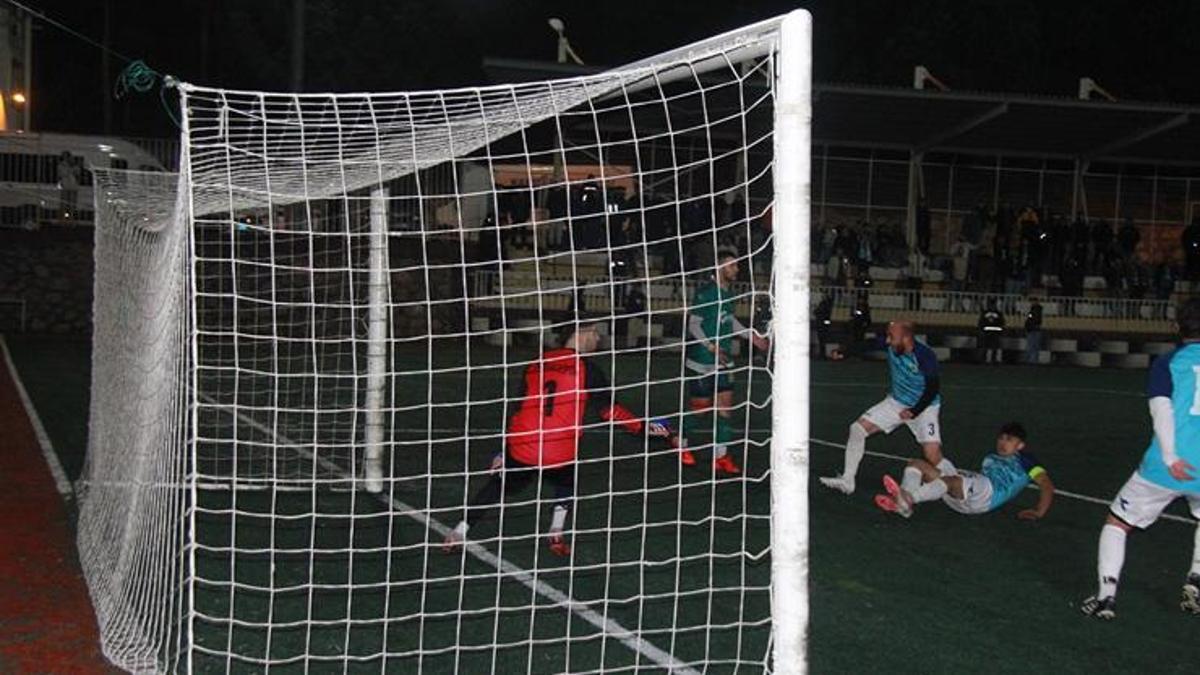 Rakibin gol atmasına müsaade eden futbolcuların savunmaları alındı